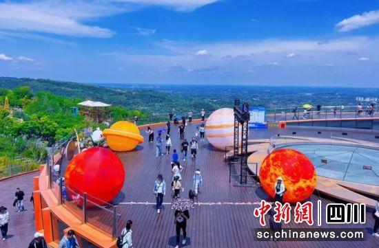 “五一”假期成都丹景台天文星空露营节引游客