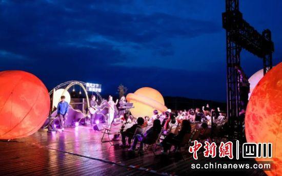“五一”假期成都丹景台天文星空露营节引游客